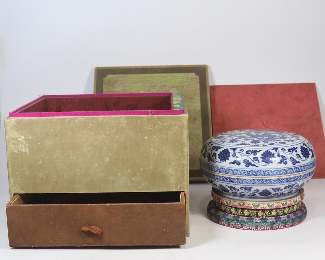 An Exquisite Blue and White Lotus and Dragon Pattern Cover Box (1 of 8)