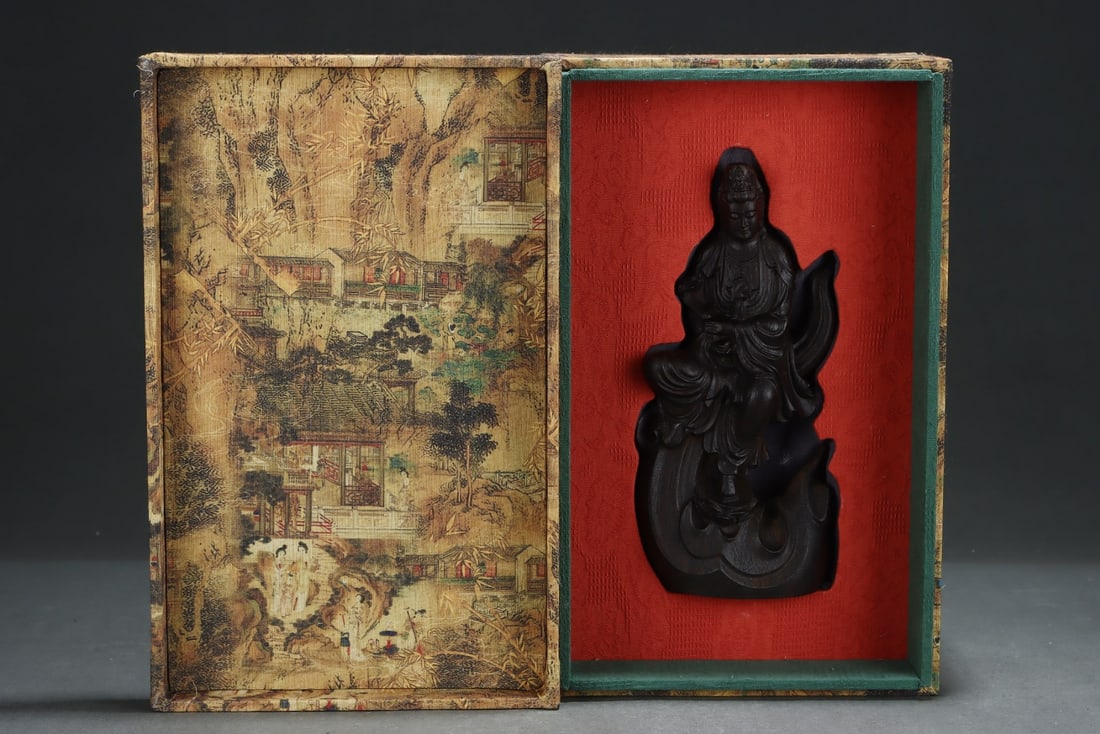 A Solemn Eaglewood Statue of Avalokitesvara: A Solemn Eaglewood Statue of Avalokitesvara,Qing Dynasty,China,Qianlong Six-character MarkSize:4.3inx2.5inx9.4in沉香木观音像,中国清代,ߙ