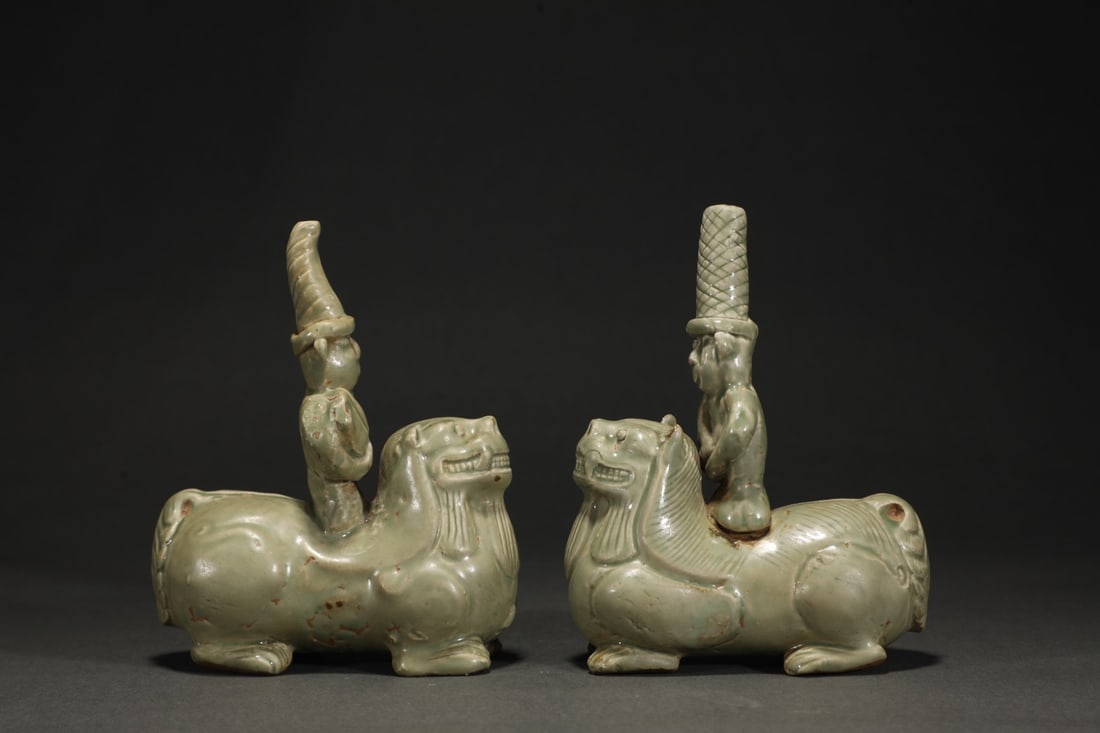 A Pair of Exquisite Yue yao Celadon Lion Ornament: A Pair of Exquisite Yue yao Celadon Lion Ornament Tang Dynasty, China Size:5.7inx3.9in越窑秘色青磁胡人骑狮摆件一对