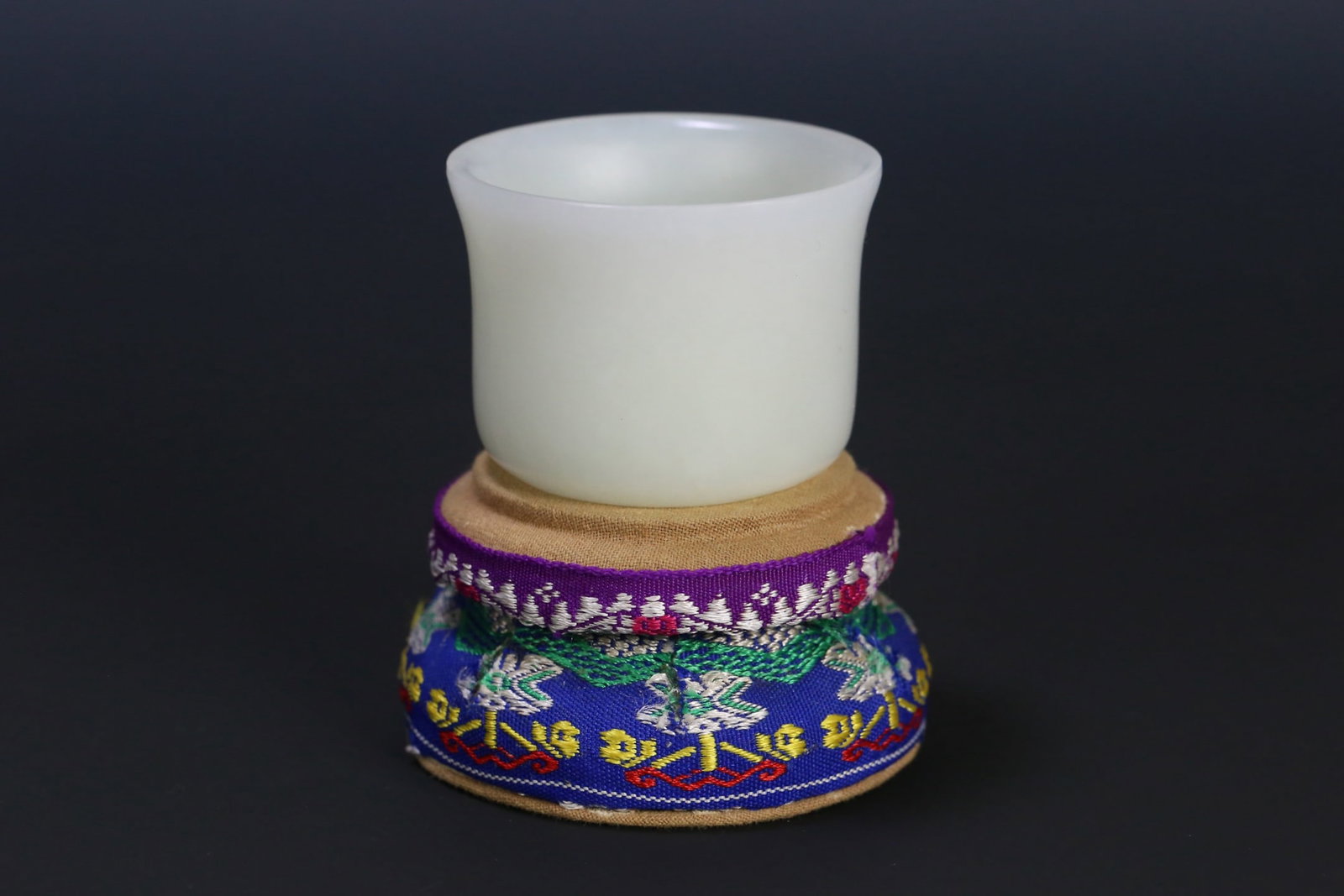 An Exquisite White Jade Cup: An Exquisite White Jade Cup,Qing Dynasty, ChinaSize:1.6inx2.1in,Weight:89.3g白玉杯,中国清代,Size:4.1cmx5.4cm,Weight:89.3g
