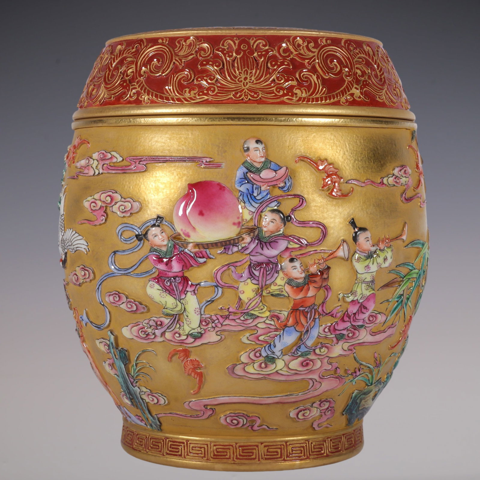 An Exquisite Enamel Lotus Pattern Character and Story Pattern Bats and Peach Pattern Tea Caddy: An Exquisite Enamel Lotus Pattern Character and Story Pattern Bats and Peach Pattern Tea Caddy Qing Dynasty, China Qianlong Six-character Mark Size:5.9inx4.6in珐琅彩雕刻&