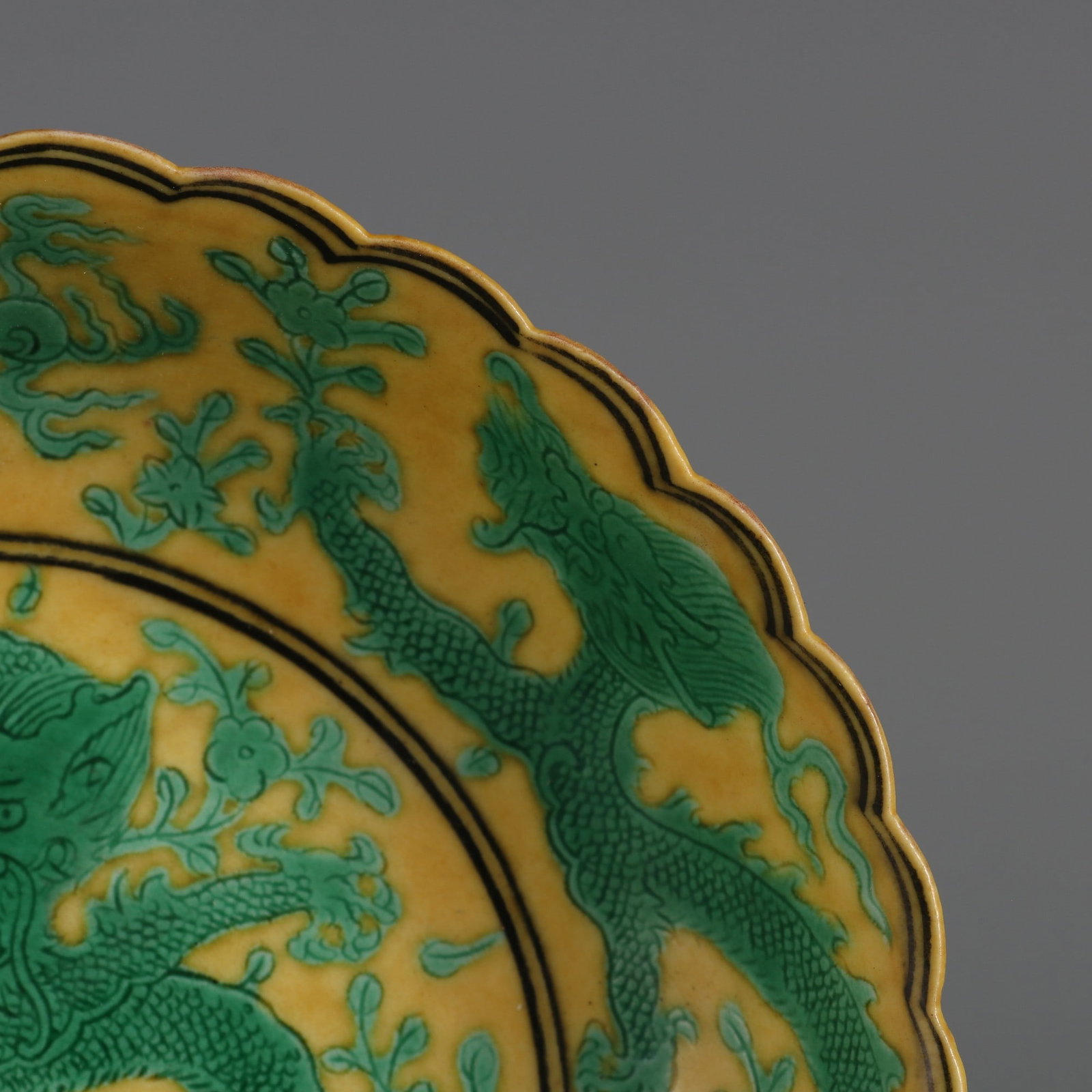 An Exquisite Yellow Glazed Dragon Pattern Plate - 2