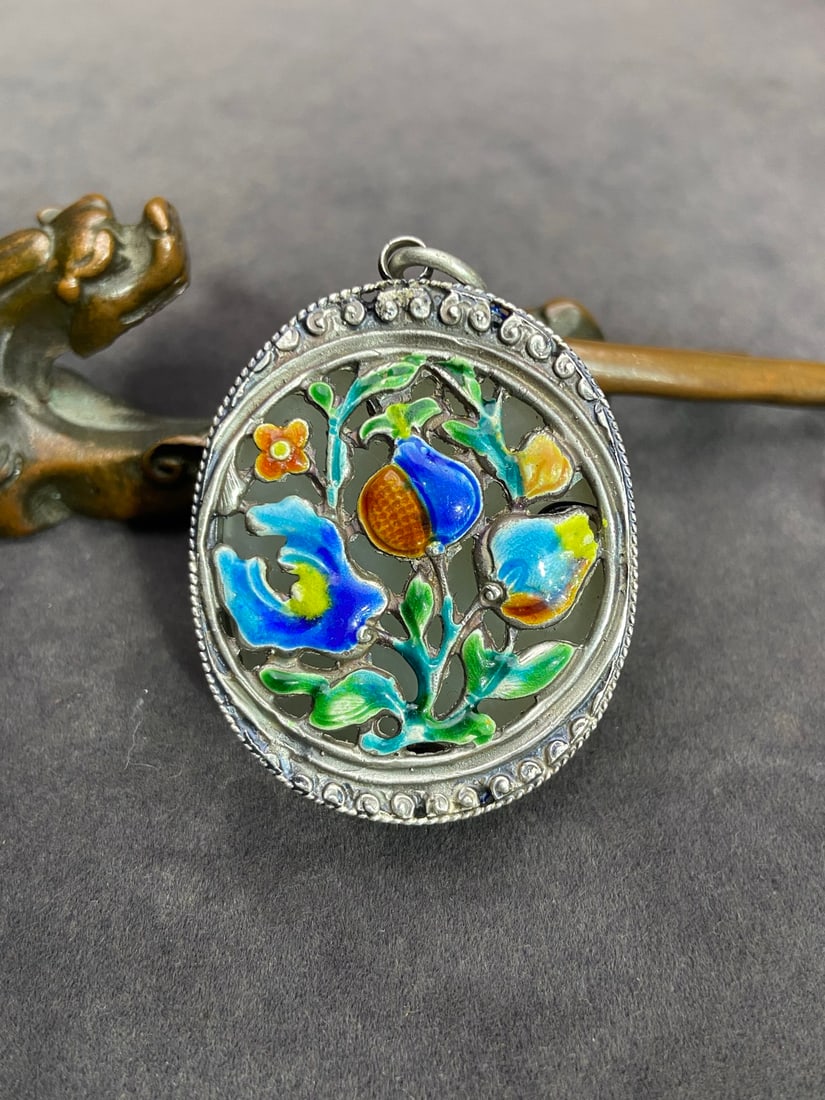 An Exquisite Silver Inlaid White Jade Flower Pendant (1 of 9)