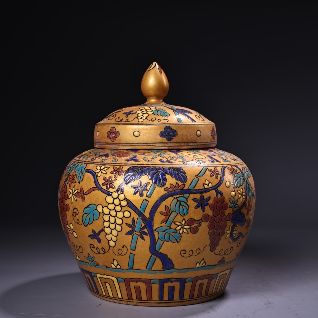 An Exquisite Famille-Rose Painted Gold Grapes Pattern Cover Jar: An Exquisite Famille-Rose Painted Gold Grapes Pattern Cover Jar,Ming Dynasty, China,Chenghua Six-character Mark,Size:7.1inx5.5in,Weight:550g粉彩描金葡萄纹