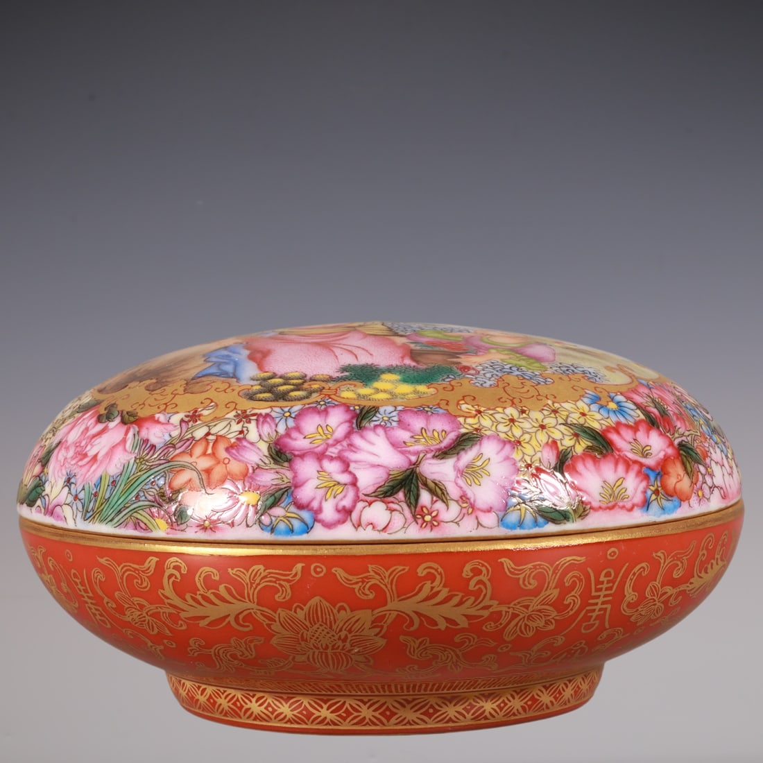 An Exquisite Enamel Character and Story Pattern Flower Pattern Box: An Exquisite Enamel Character and Story Pattern Flower Pattern Box Qing Dynasty, China Qianlong Four-character Mark Size:2.4inx4.5in珐琅彩面临万花开