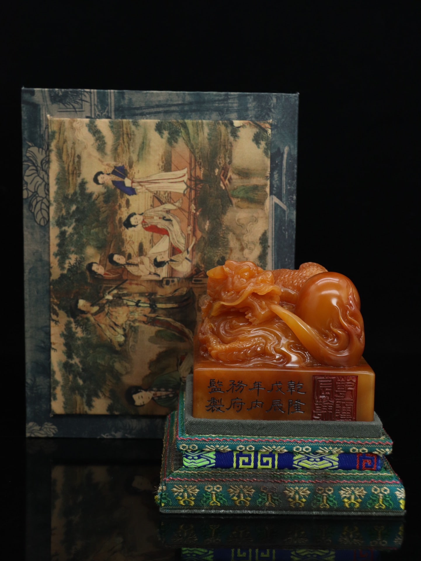An Exquisite Tianhuang Stone Dragon Pattern Seal: An Exquisite Tianhuang Stone Dragon Pattern Seal,Qing Dynasty, China,Qianlong Mark,Size:3.1inx3.3inx3.3in,Weight:885g田黄石龙纹印章,中国清&#