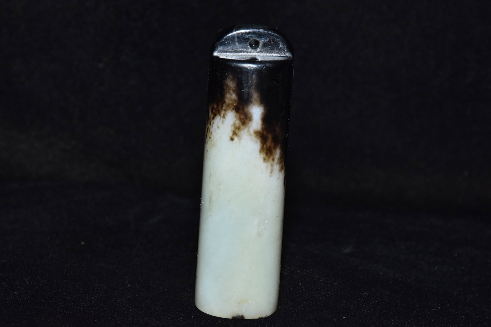 An Exquisite White Jade Pendant: An Exquisite White Jade Pendant,Qing Dynasty,China,Size:1.1inx3.3in,Weight:80g白玉挂件，中国清代，Size:2.9cmx8.5cm,Weight:80g