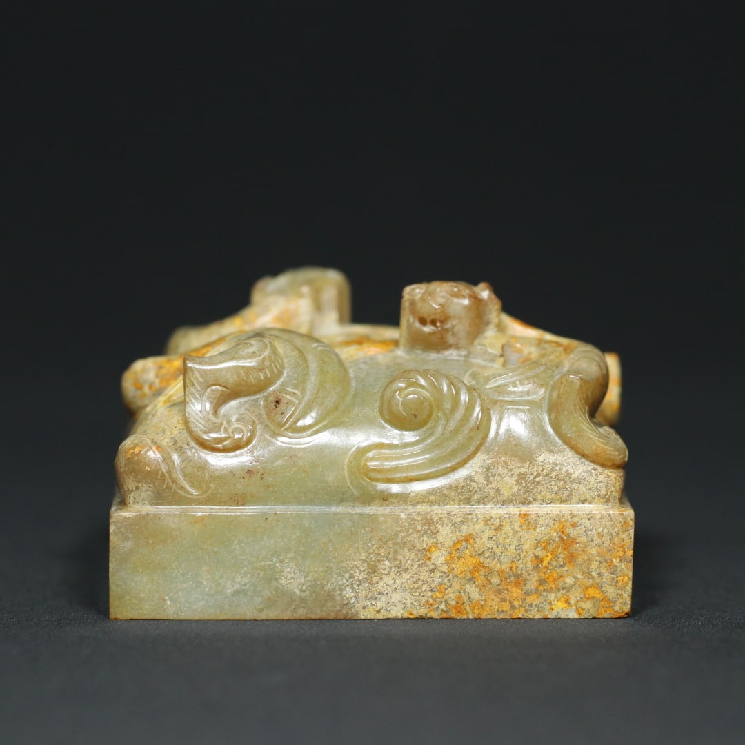 An Exquisite White Jade Chi-Dragon Pattern Seal: An Exquisite White Jade Chi-Dragon Pattern Seal,Han Dynasty,China,Size:1.6inx2.6inx2.6in,Weight:351g白玉螭龙纹印章,中国汉代,Size:4cmx6