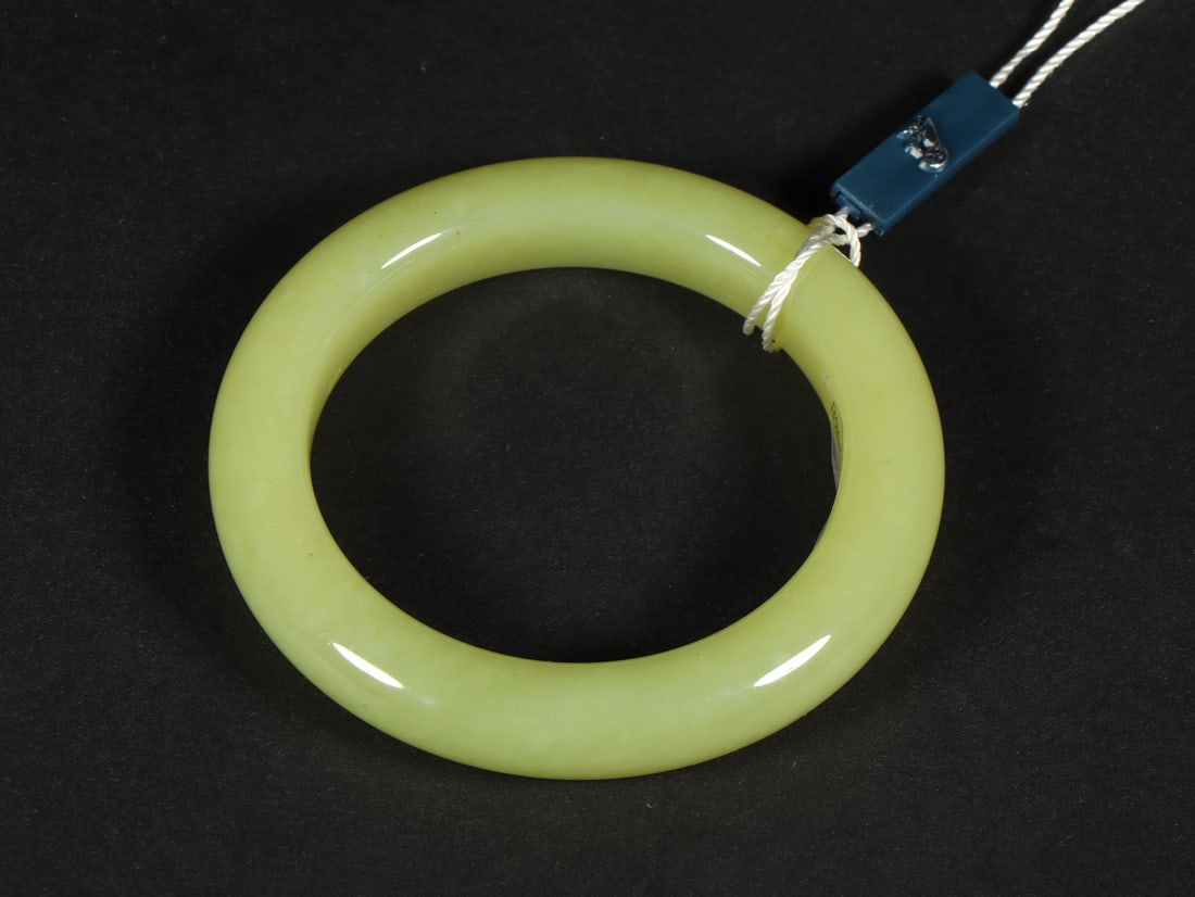 An Exquisite Yellow Jade Bracelets: An Exquisite Yellow Jade Bracelets,Qing Dynasty,China,Size:2.2inx3.1in,Weight:70g黄玉手镯,中国清代,Size:5.6cmx7.8cm,Weight:70g