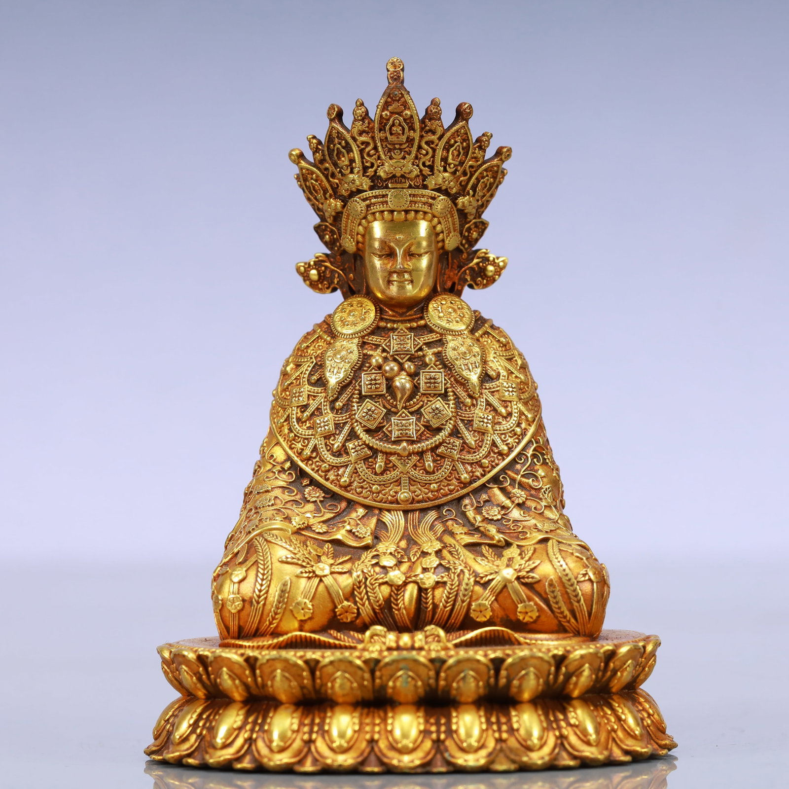 An Exquisite Gilt Bronze Statue of Sakyamuni: An Exquisite Gilt Bronze Statue of Sakyamuni Ming Dynasty, China Size:3.1inx2.4inx4.3in Weight:689g铜鎏金释迦牟尼佛像