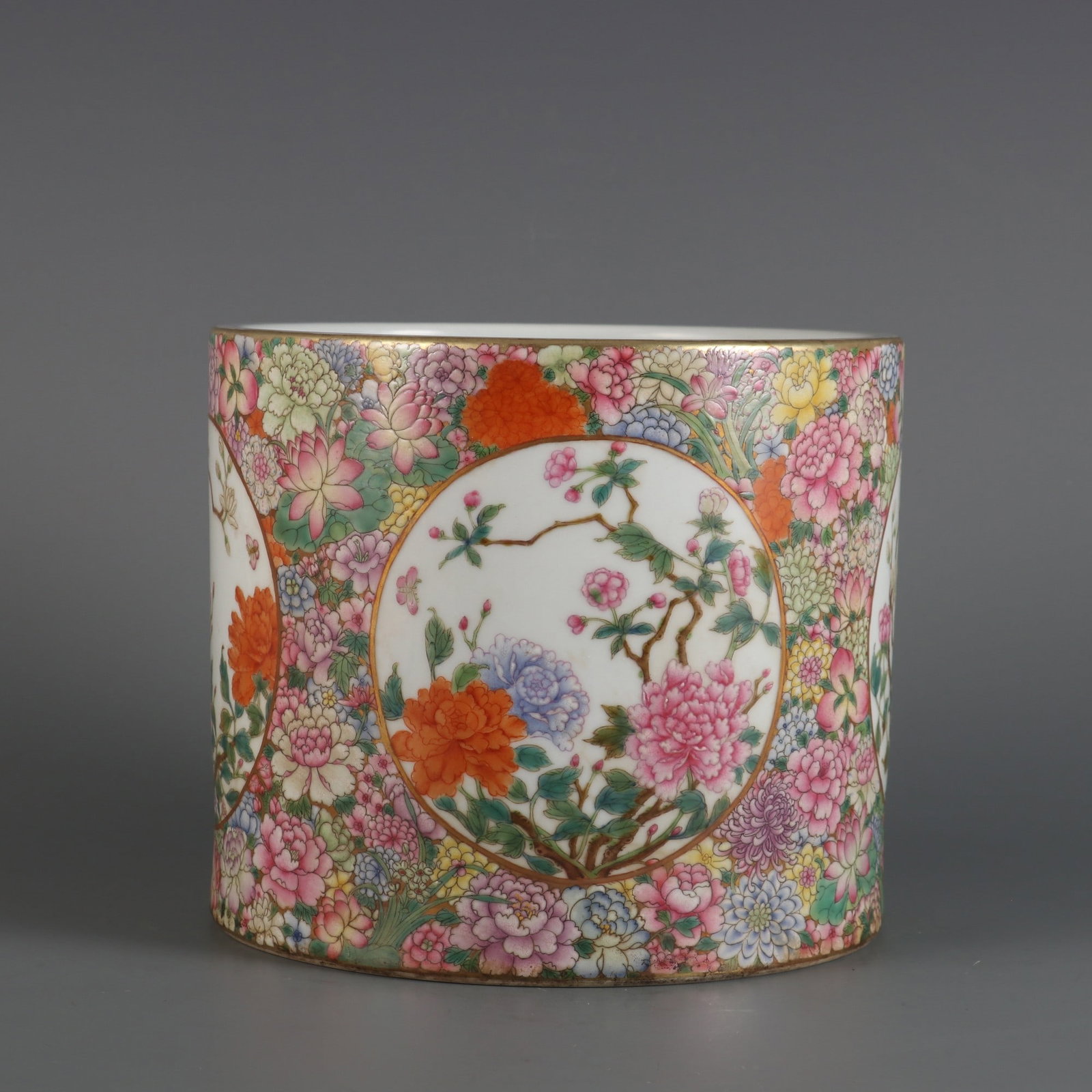 An Exquisite Famille-Rose Flower Pattern Brush Pot: An Exquisite Famille-Rose Flower Pattern Brush Pot Qing Dynasty, China Qianlong Six-character MarkSize:6.1inx7.1in粉彩花卉纹笔筒 中国清É