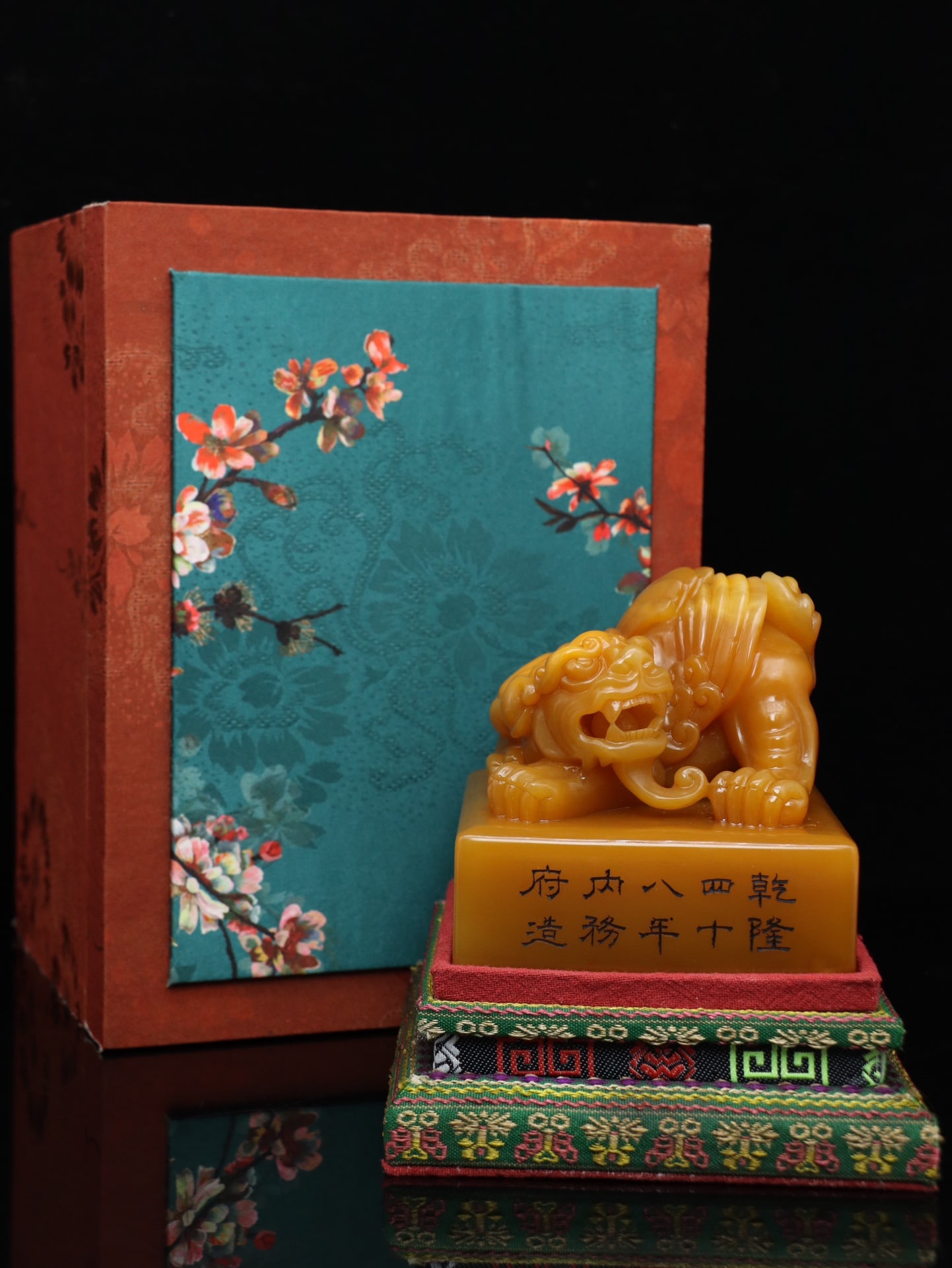 An Exquisite Tianhuang Stone Auspicious Beast Pattern Seal: An Exquisite Tianhuang Stone Auspicious Beast Pattern Seal,Qing Dynasty, China,Qianlong Mark,Size:3.3inx3.3inx3.3in,Weight:801g田黄石瑞兽纹印章,中