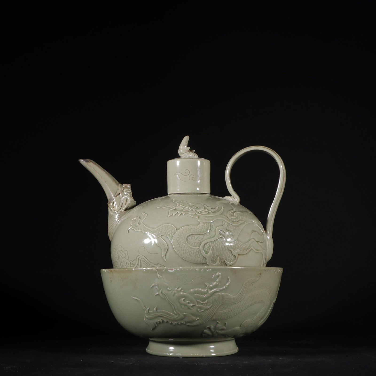 An Exquisite Yue yao Celadon Dragon Pattern Ewer: An Exquisite Yue yao Celadon Dragon Pattern Ewer Tang Dynasty, China Size:9.1inx9.1in越窑秘色青磁高浮雕龙纹套壶 中&#