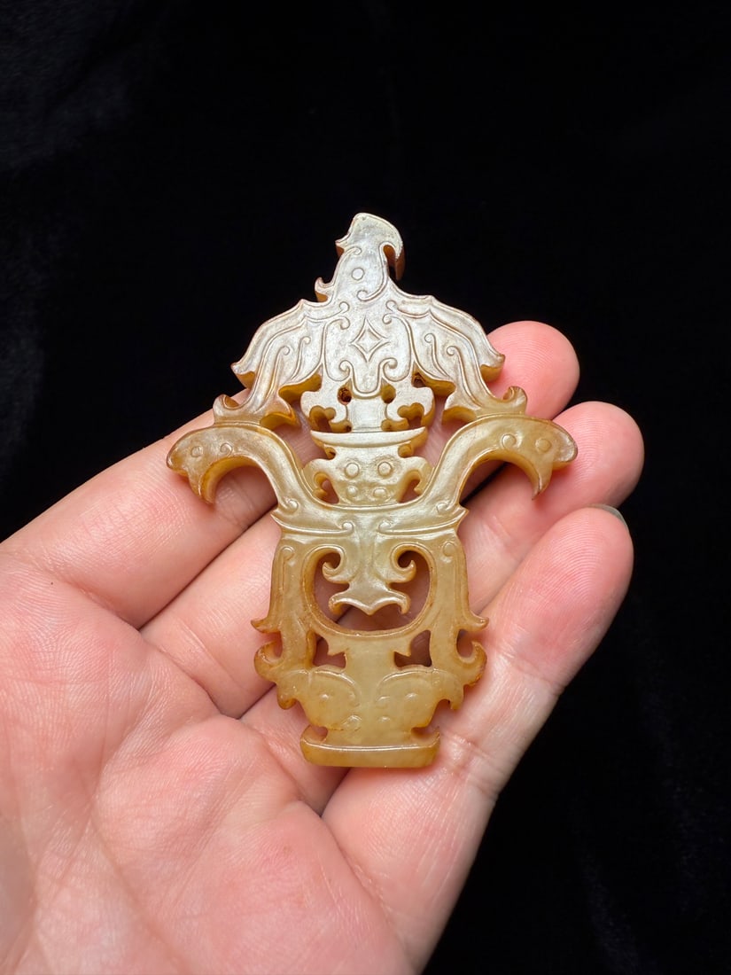 An Exquisite Hotan Jade Pendant (1 of 5)