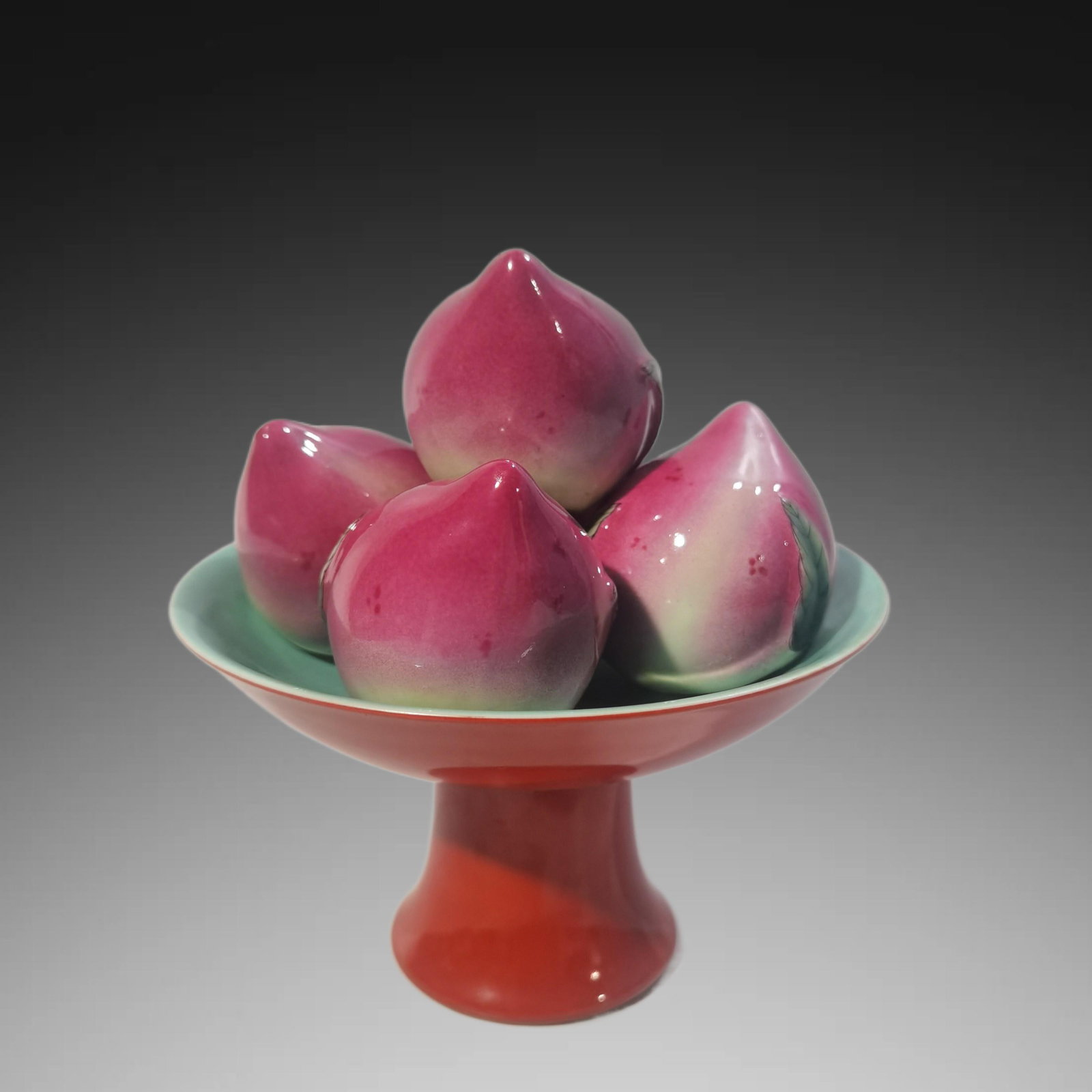 An Exquisite Iron-Red Famille-Rose Peach Pattern Plate: An Exquisite Iron-Red Famille-Rose Peach Pattern Plate,Qing Dynasty, China,Qianlong Six-character Mark,Size:6.7inx6.5inx2.2in 矾红粉彩桃子果盘,中&