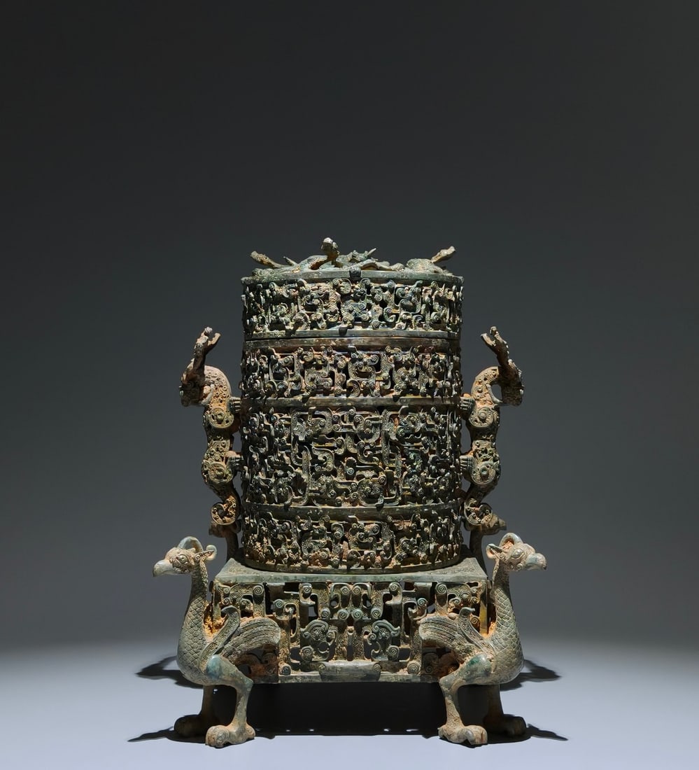 An Exquisite Bronze Dragon-Ears Phoenix-legs Jar: An Exquisite Bronze Dragon-Ears Phoenix-legs Jar,Han Dynasty, China,Size:12.6inx9.4in 青铜龙耳凤足罐,中国汉代