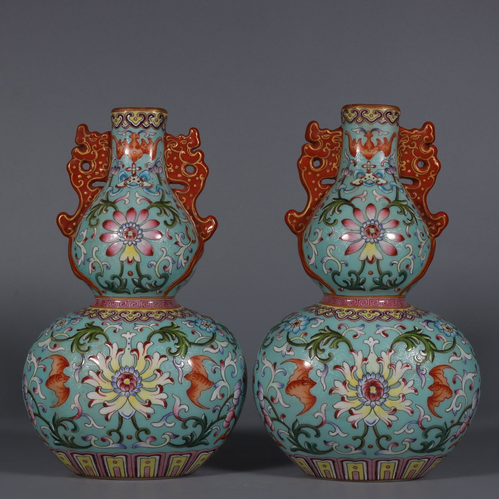 A pair of Exquisite Green Ground Famille-Rose Painted Gold Lotus Pattern Gourd Vase: A pair of Exquisite Green Ground Famille-Rose Painted Gold Lotus Pattern Gourd Vase,Qing Dynasty, China,Qianlong Four-character Mark,Size:8.9inx5.4in 一对绿地粉彩&#