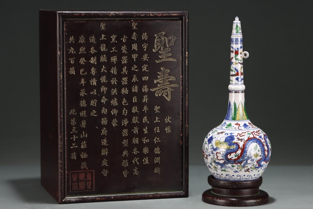 An Exquisite Doucai Dragon Pattern Vase: An Exquisite Doucai Dragon Pattern Vase,Ming Dynasty, China,Size:12inx5.1in 斗彩龙纹瓶,中国明代