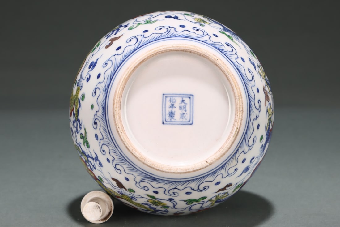 An Exquisite Doucai Dragon Pattern Vase - 9