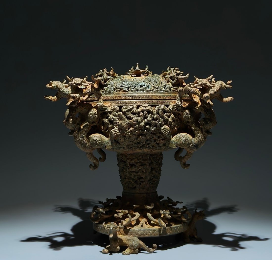An Exquisite Bronze Dragon Pattern Beast-legs Jar: An Exquisite Bronze Dragon Pattern Beast-legs Jar,Han Dynasty, China,Size:11.8inx13.4inx7.9in 青铜龙纹兽足罐,中国汉代