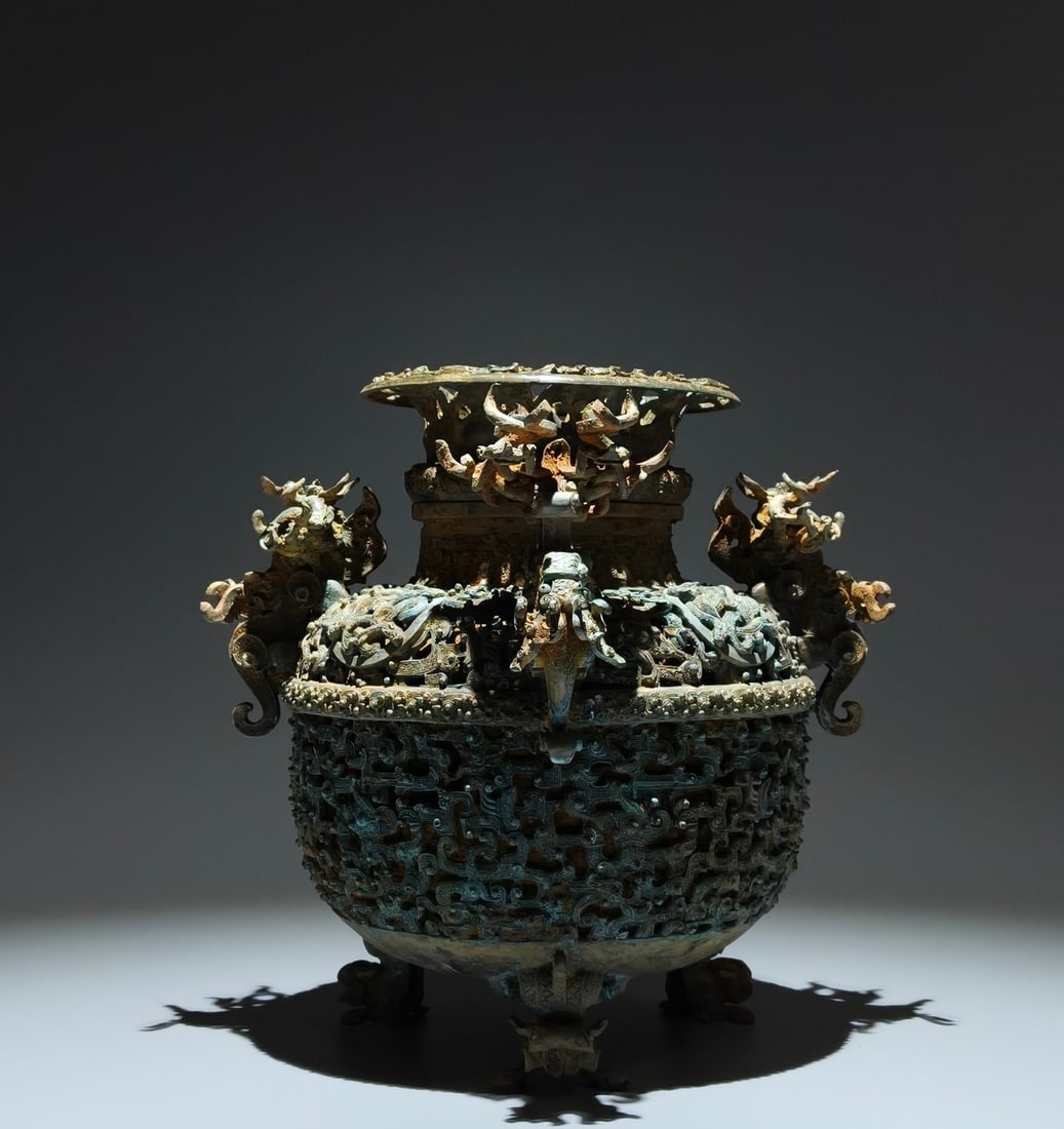 An Exquisite Bronze Dragon Pattern Vase: An Exquisite Bronze Dragon Pattern Vase,Han Dynasty, China,Size:9.1inx9.8inx7.9in 青铜龙纹瓶,中国汉代