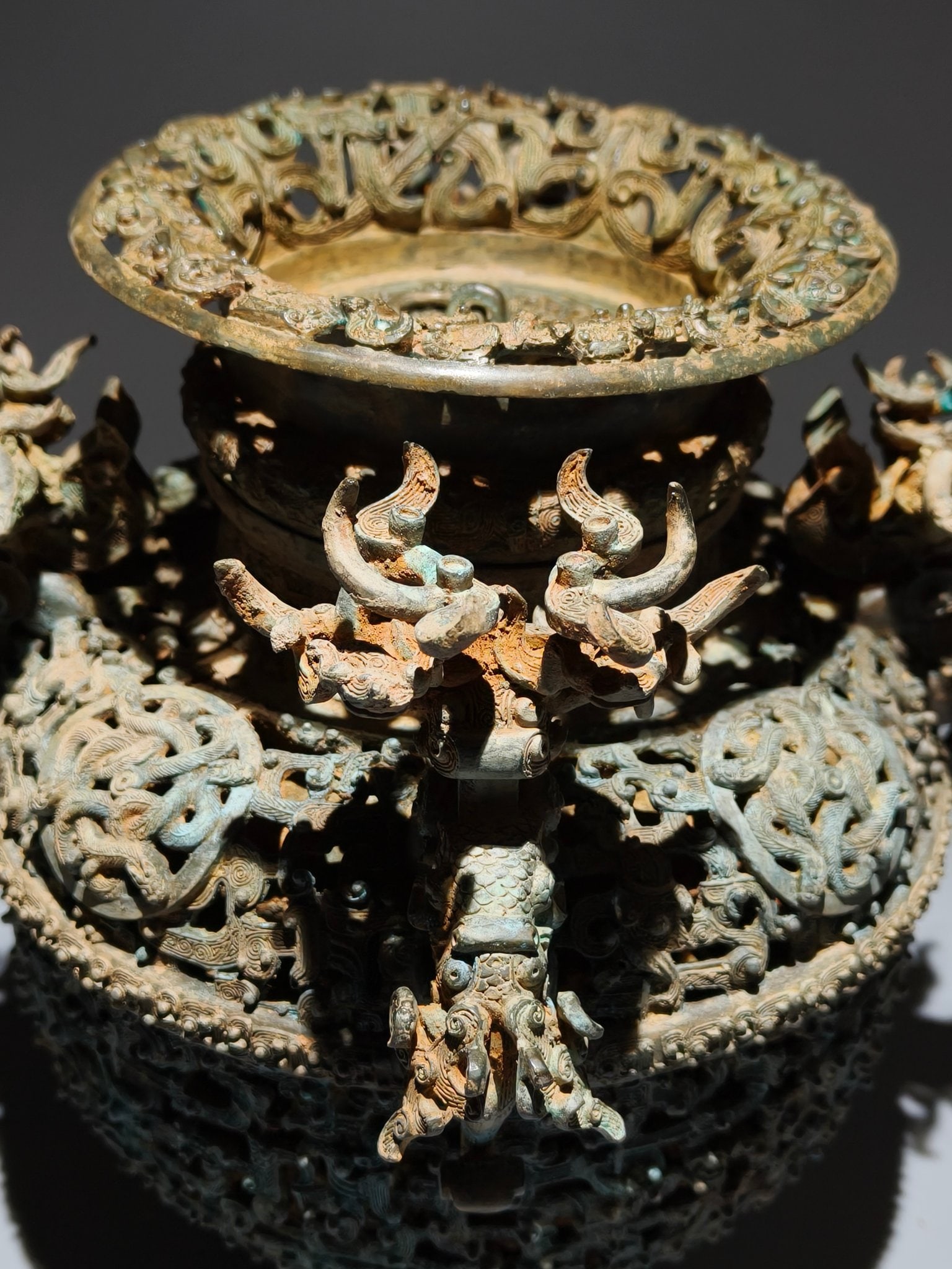 An Exquisite Bronze Dragon Pattern Vase - 2