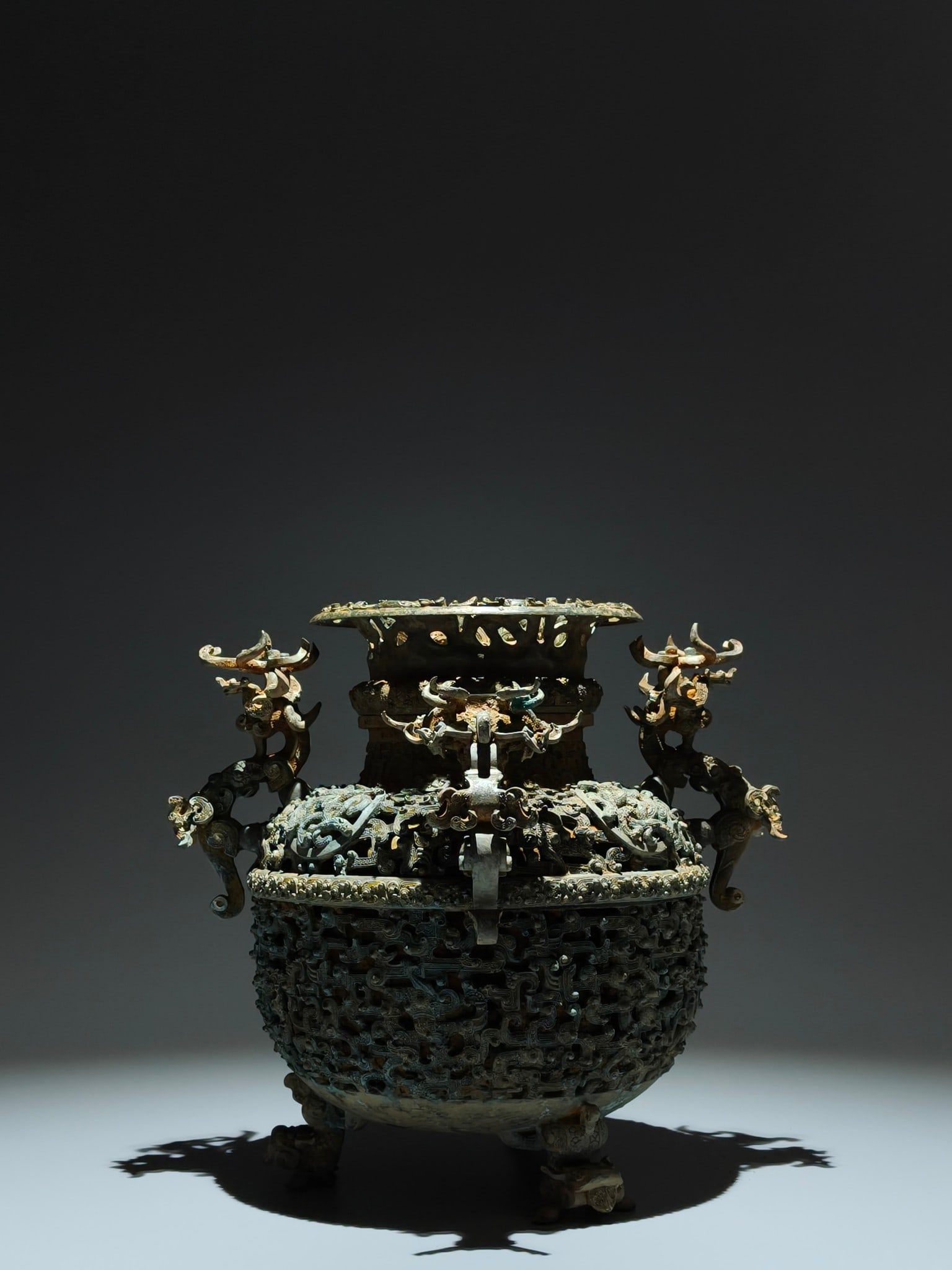 An Exquisite Bronze Dragon Pattern Vase - 3