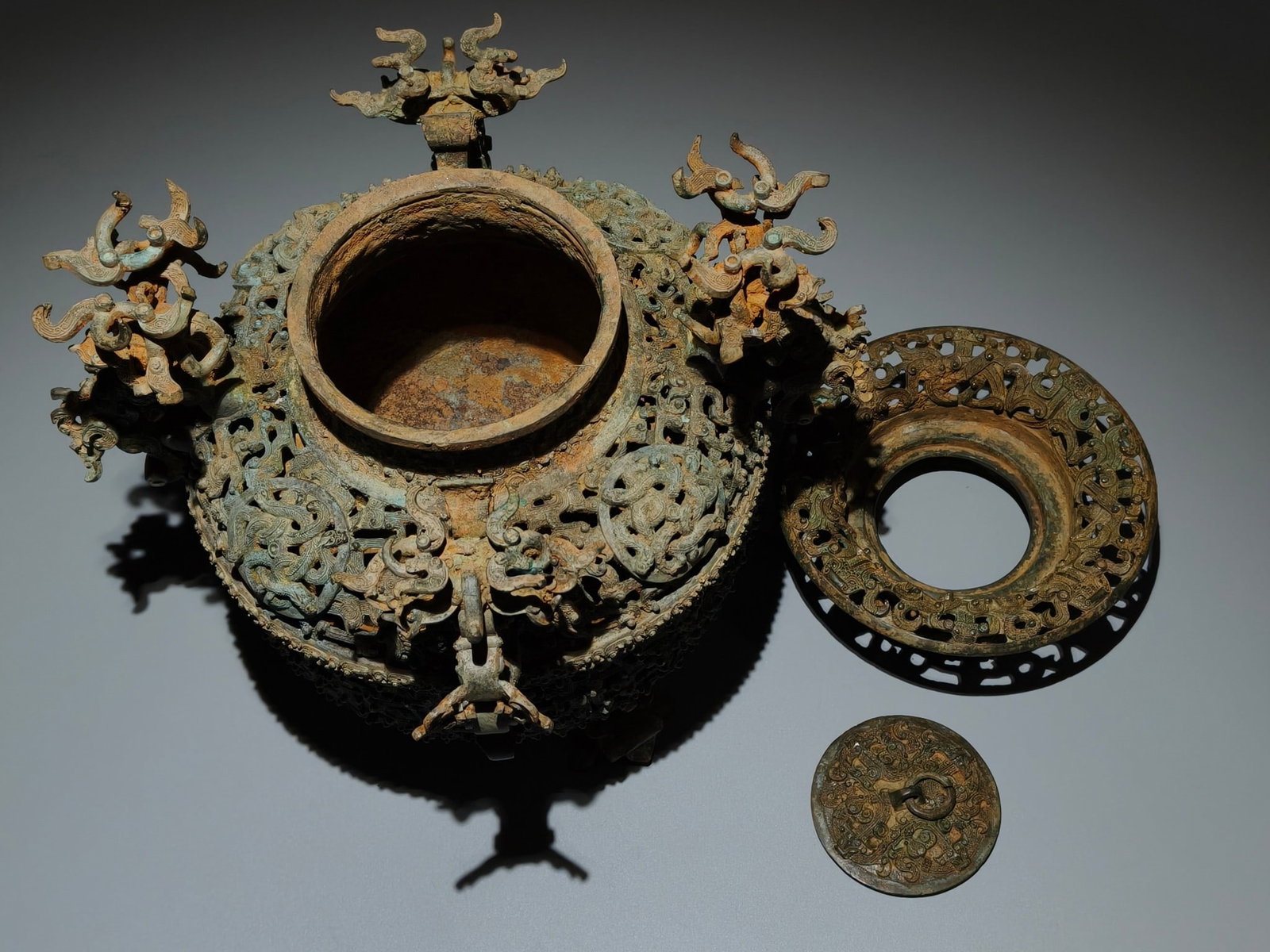 An Exquisite Bronze Dragon Pattern Vase - 5