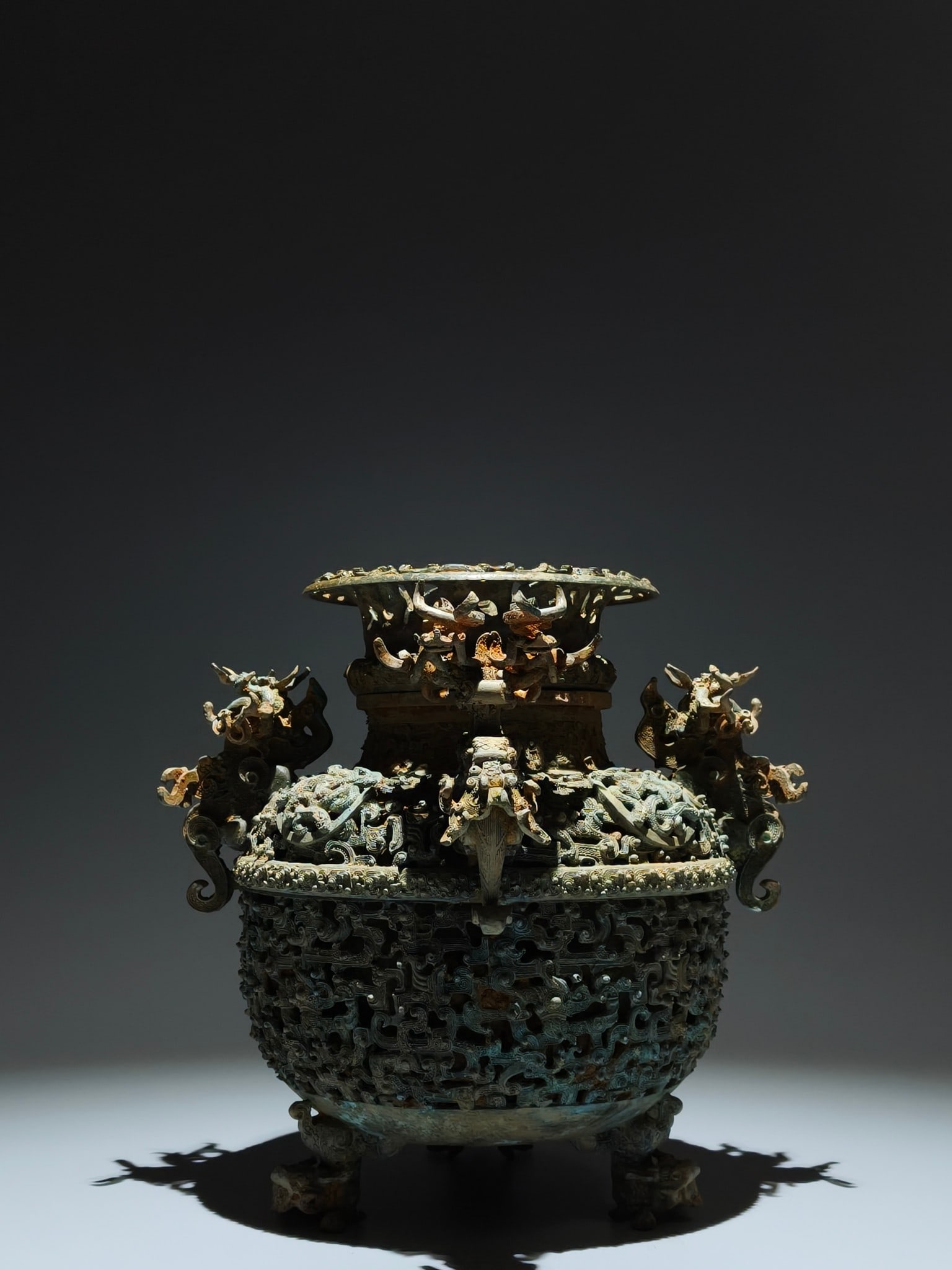 An Exquisite Bronze Dragon Pattern Vase - 6