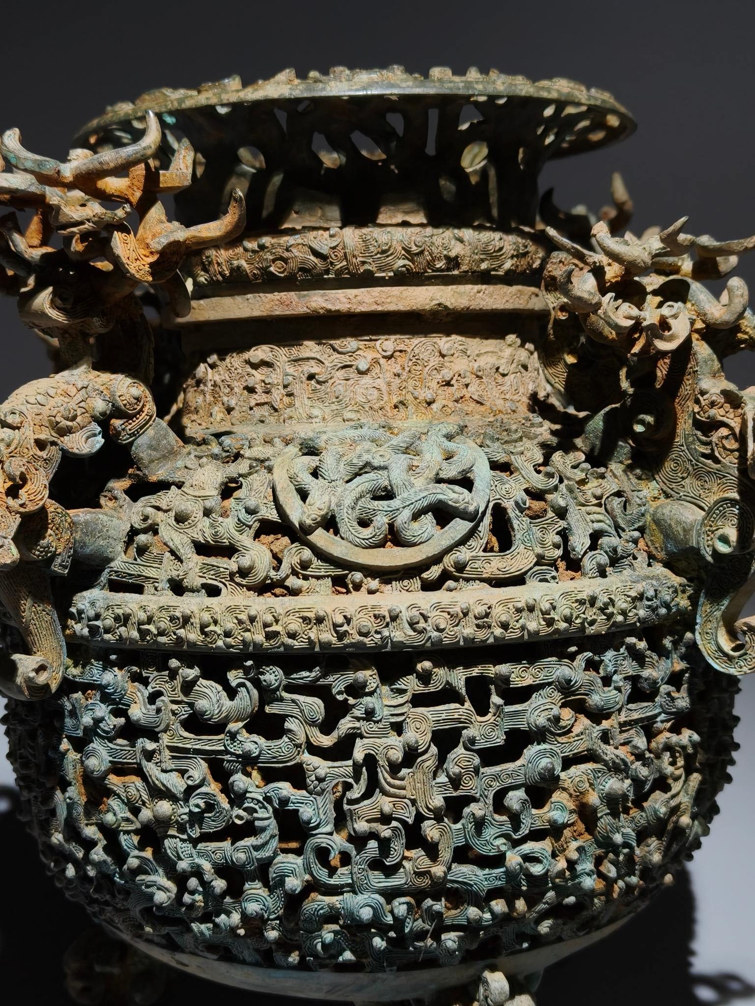 An Exquisite Bronze Dragon Pattern Vase - 7