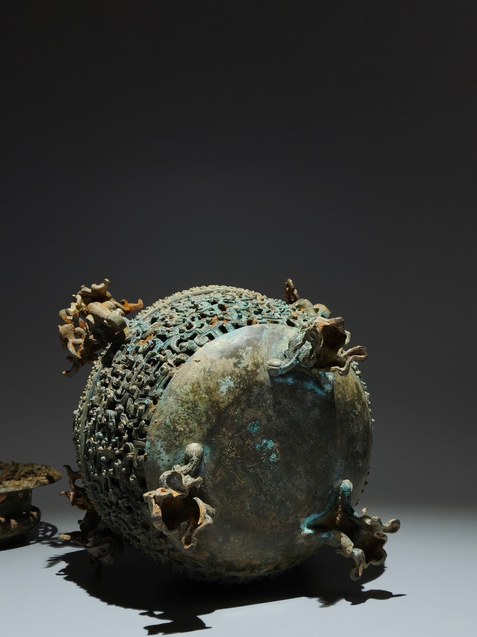 An Exquisite Bronze Dragon Pattern Vase - 8