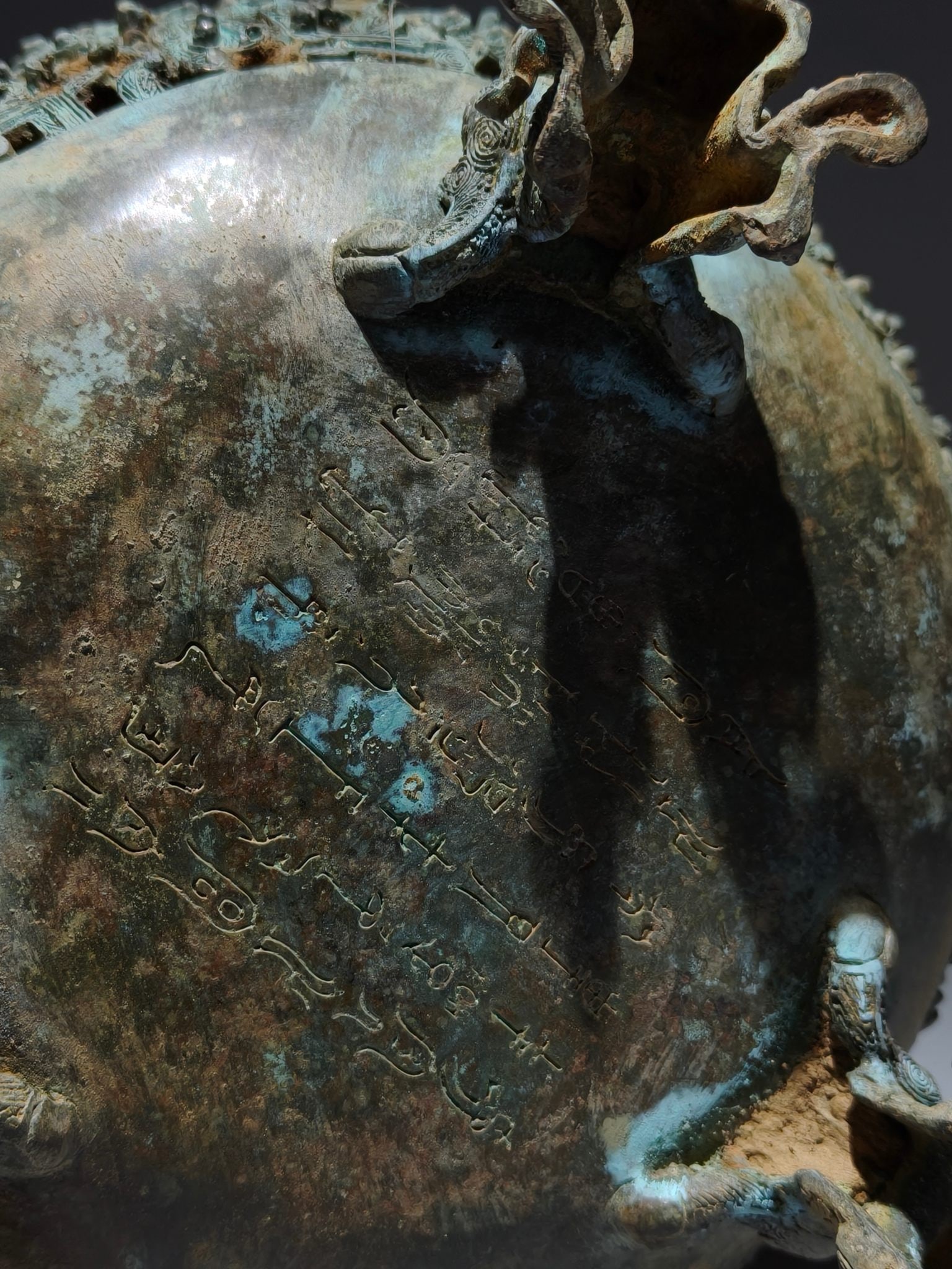 An Exquisite Bronze Dragon Pattern Vase - 9