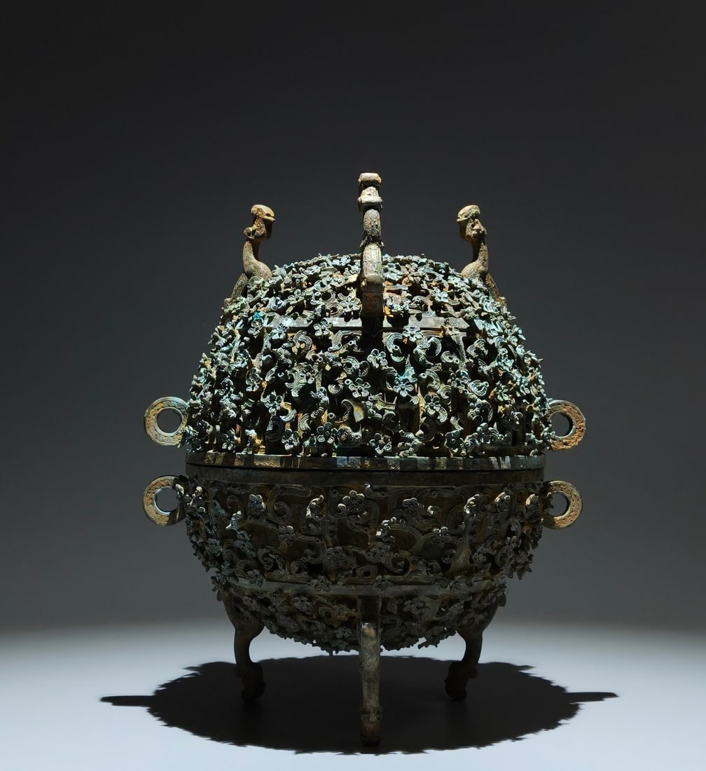 An Exquisite Bronze Dragon Pattern Plum Flower Censer: An Exquisite Bronze Dragon Pattern Plum Flower Censer,Han Dynasty, China,Size:11.8inx9.8inx8.3in 青铜龙纹梅花炉,中国汉代