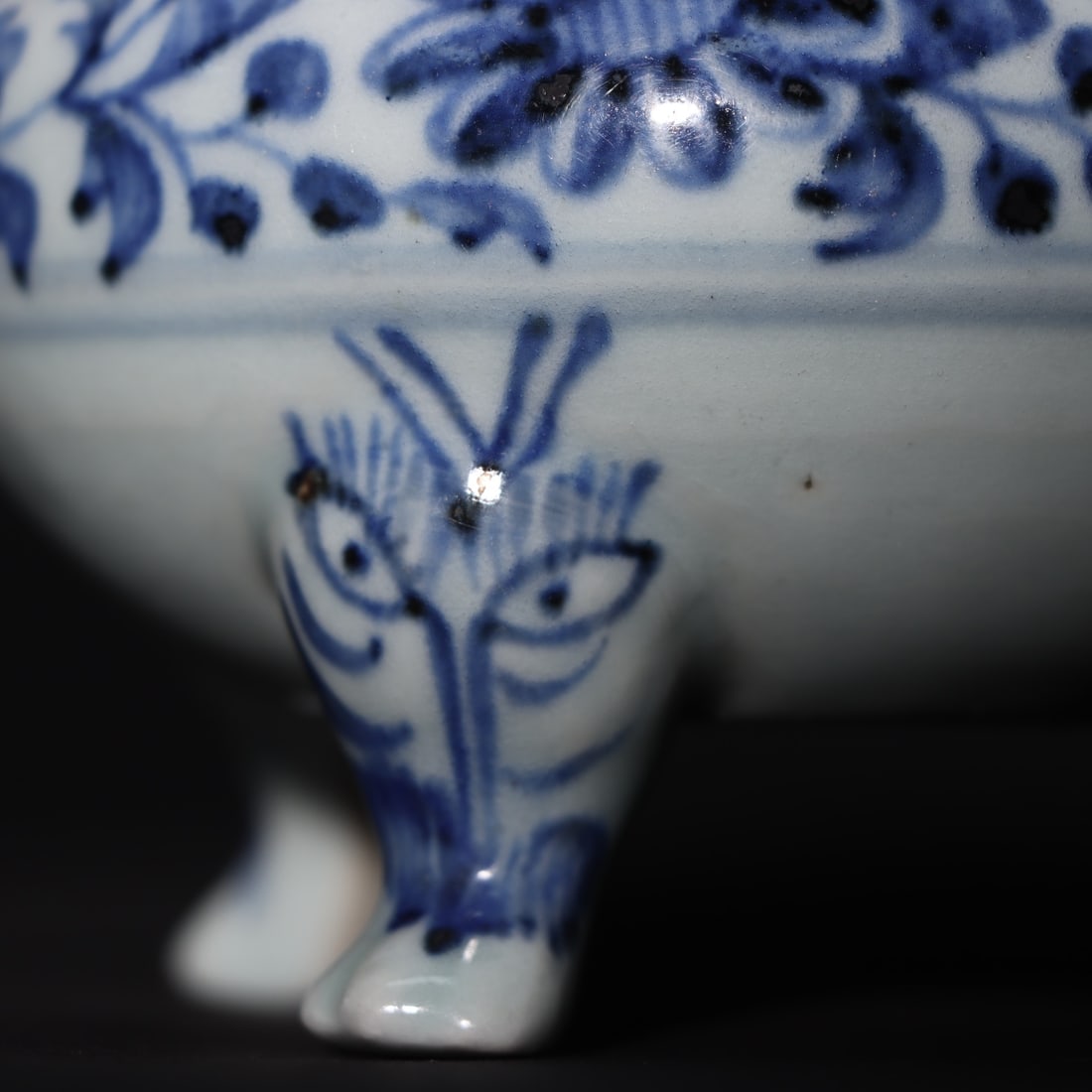 An Exquisite Blue and White Flower Pattern Censer - 6