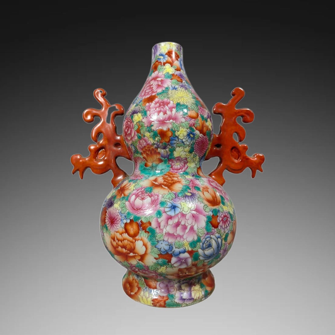An Exquisite Blue and White Flower Pattern Double-Ears Vase: An Exquisite Blue and White Flower Pattern Double-Ears Vase,Qing Dynasty, China,Qianlong Six-character Mark,Size:11inx9.1in 青花花卉纹双耳瓶,中