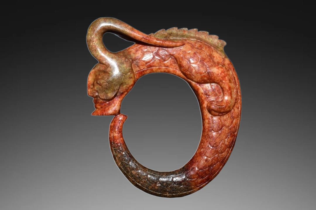 An Exquisite Hotan Jade Dragon: An Exquisite Hotan Jade Dragon,Han Dynasty,China,Size:6.3inx6.7in,Weight:690g 和田玉龙,中国汉代