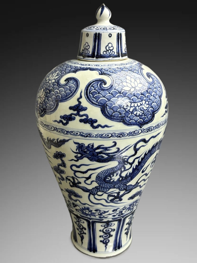 An Exquisite Blue and White Dragon Pattern Vase,With a lid: An Exquisite Blue and White Dragon Pattern Vase,With a lid,Qing Dynasty, China,Size:18.7in×9.6in 青花龙纹带盖梅瓶,中国清代