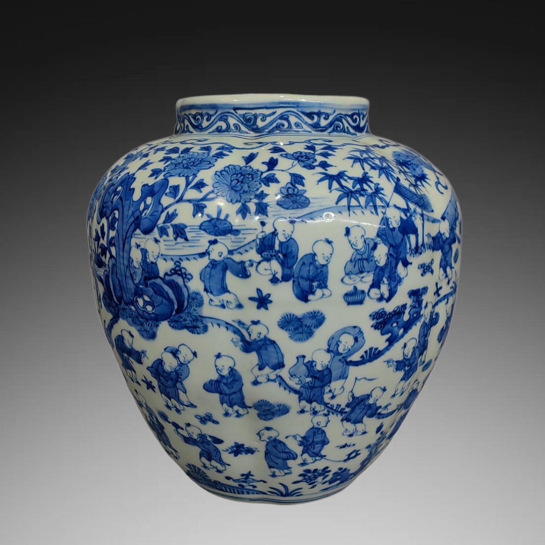 An Exquisite Blue and White Figures Pattern Vase: An Exquisite Blue and White Figures Pattern Vase,Ming Dynasty, China,Jiajing Six-character Mark,Size:10.2inx4.9inx9.8in 青花人物纹瓶,中国明代