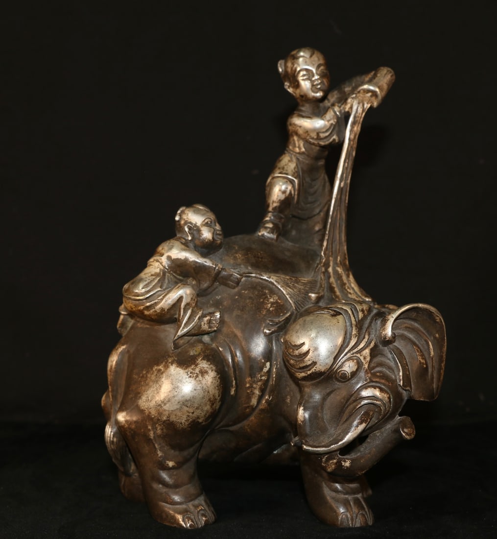 An Exquisite Silver-Gilt Copper Elephant Ornament: An Exquisite Silver-Gilt Copper Elephant Ornament,Qing Dynasty, China,Size:6.7inx9.8in ,Weight:2531g 铜鎏银象摆件,中国清代