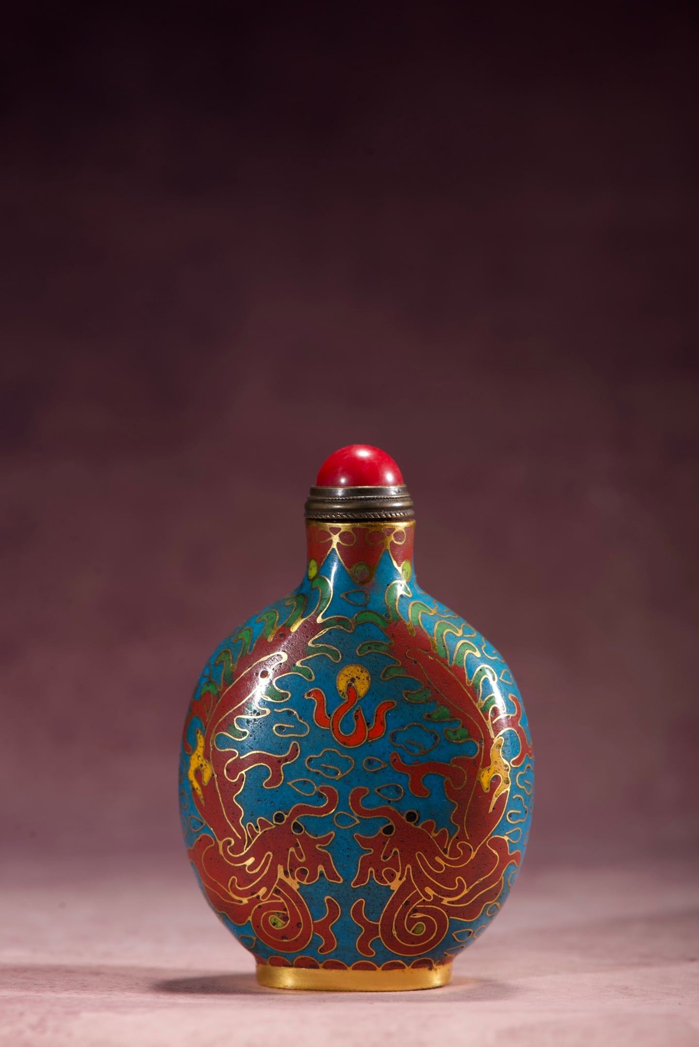 An Exquisite Cloisonne Dragon Pattern Snuff Bottle: An Exquisite Cloisonne Dragon Pattern Snuff Bottle,Qing Dynasty, China,Qianlong Four-character Mark,Size:3.3inx2.2inx1.2in,Weight:73g 铜胎掐丝珐琅龙纹&#