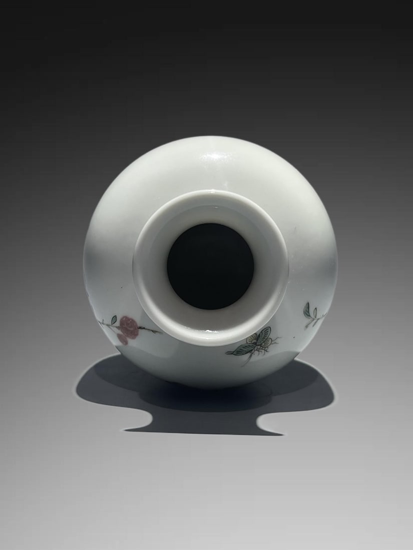 An Exquisite Underglaze-Red Flower Pattern Vase - 5