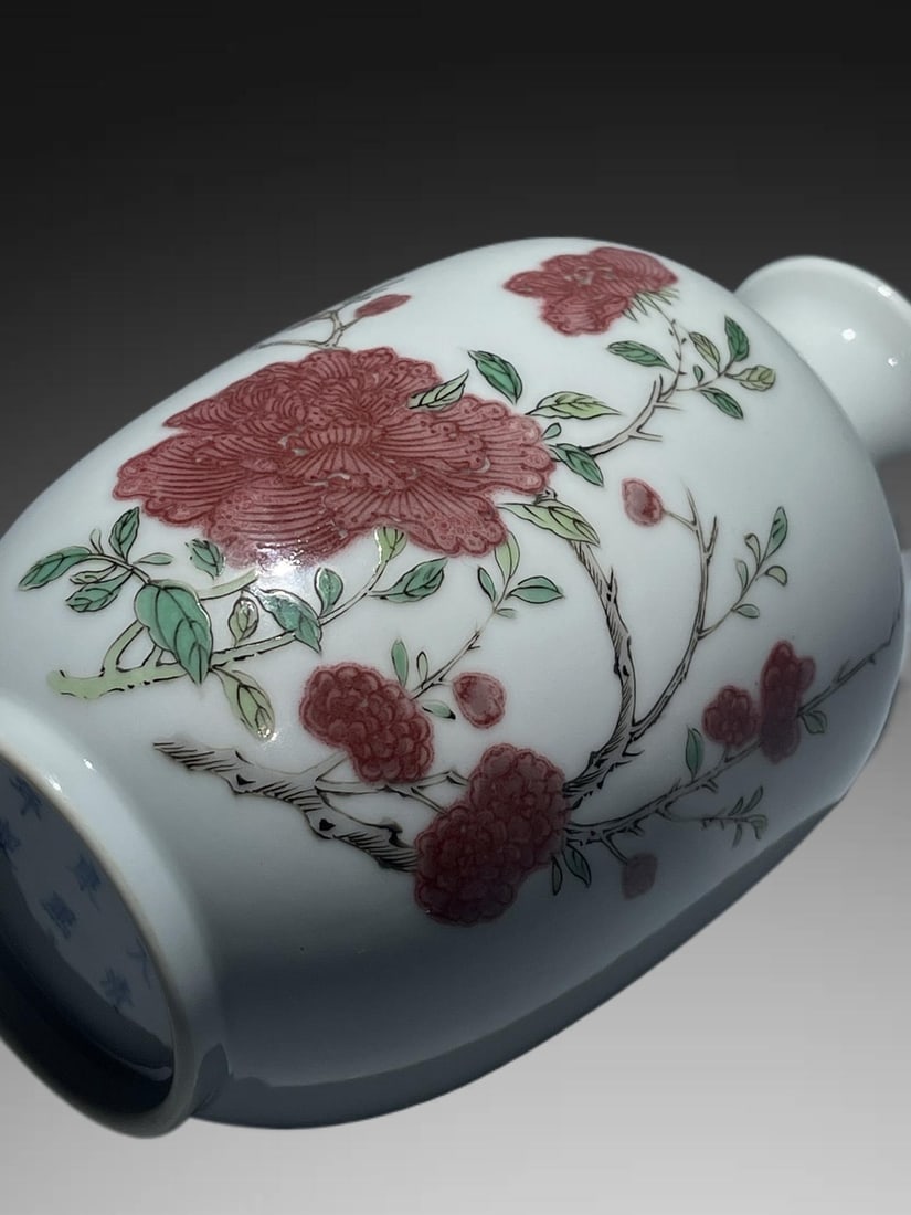 An Exquisite Underglaze-Red Flower Pattern Vase - 6