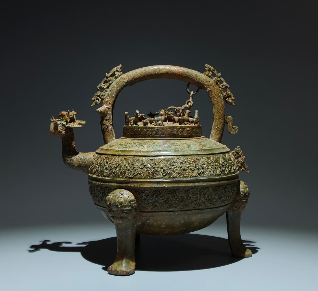 An Exquisite Bronze Dragon Pattern Dragon head Ewer: An Exquisite Bronze Dragon Pattern Dragon head Ewer,Han Dynasty, China,Size:11.8inx11.8inx9.1in 青铜龙纹龙头壶,中国汉代