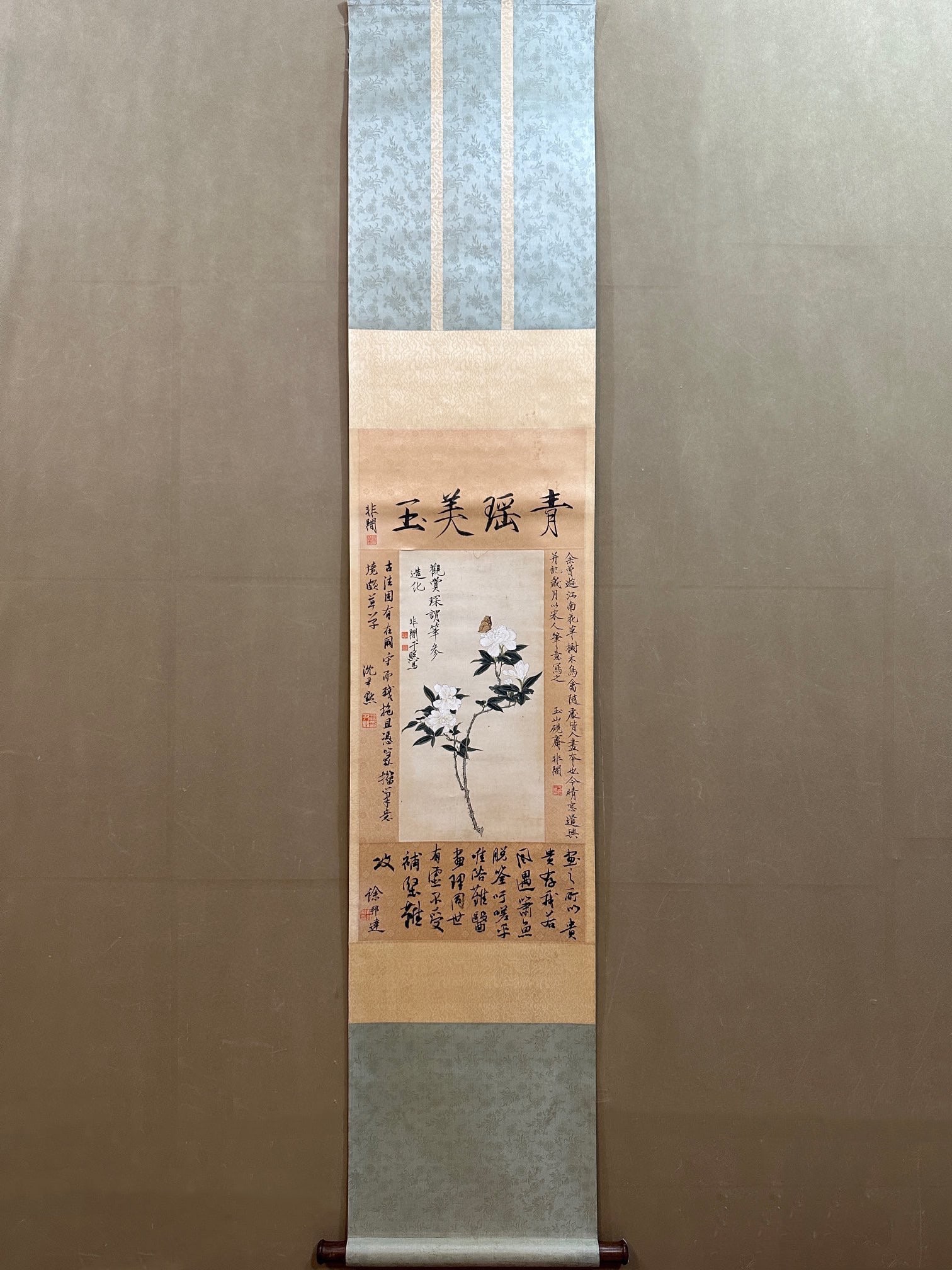 A Chinese Vertical Scroll Ink Painting of Flowers on Paper: A Chinese Vertical Scroll Ink Painting of Flowers on Paper,Modern Time,Yu Fei'an,without frame size:9.8inx19.7in
