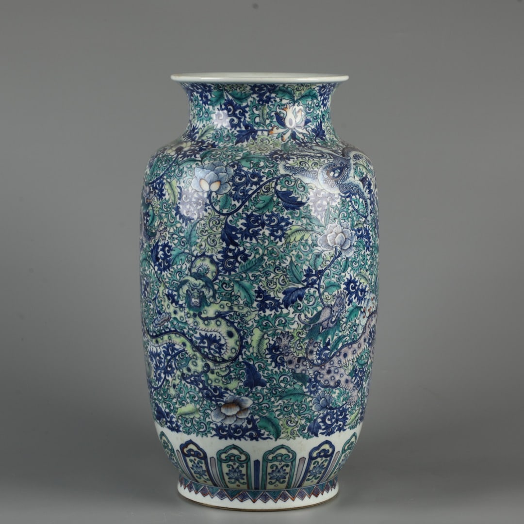 An Exquisite Tri-Color Glazed Flower Pattern Vase: An Exquisite Tri-Color Glazed Flower Pattern Vase,Qing Dynasty, China,Qianlong Six-character Mark,Size:18.1inx9.8in 三彩花卉纹瓶,中国清代,&#