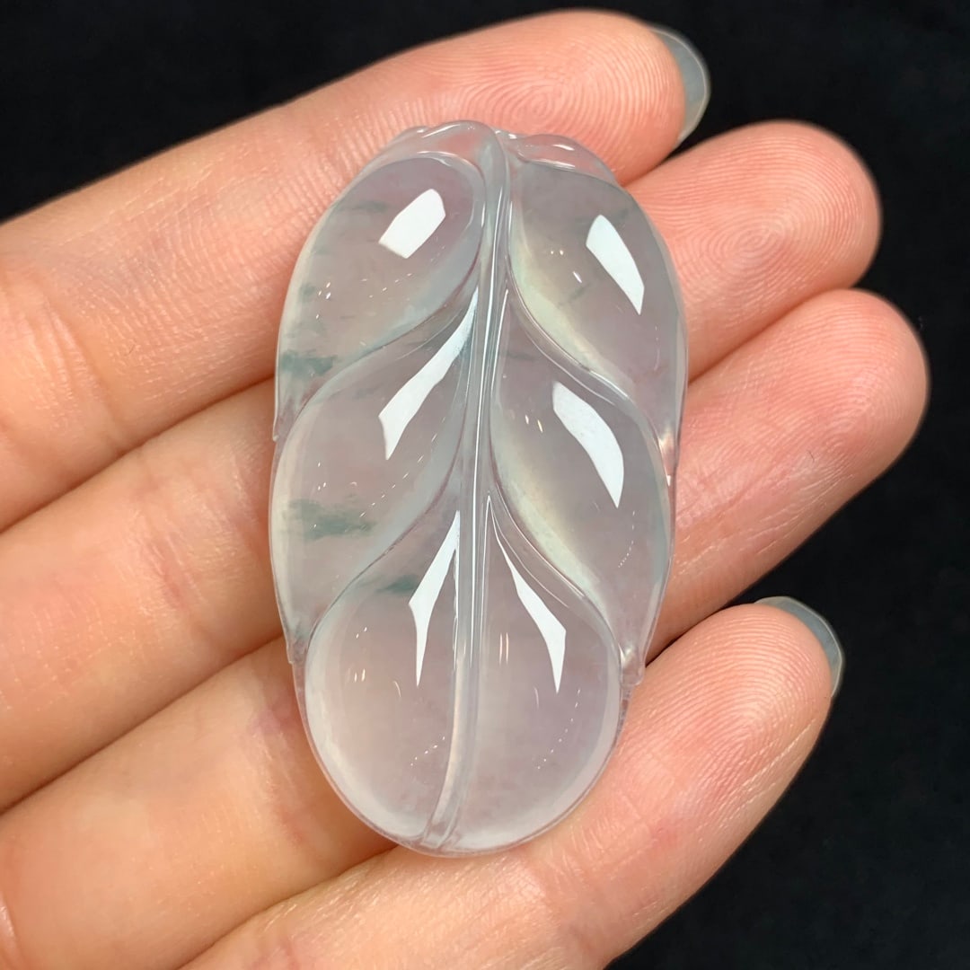 An Exquisite Jadeite Leaf Pendant: An Exquisite Jadeite Leaf Pendant,Size:1.7inx1inx0.2in 翡翠冰飘花树叶