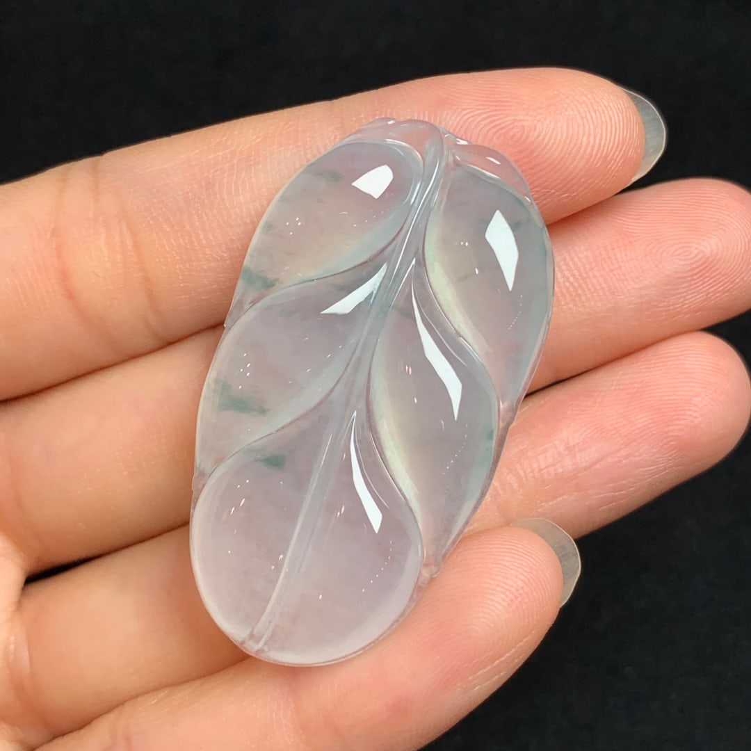 An Exquisite Jadeite Leaf Pendant - 3