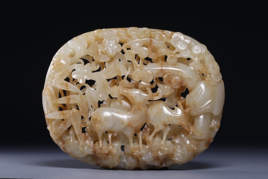 An Exquisite Hotan Jade Deer Belt Plaque: An Exquisite Hotan Jade Deer Belt Plaque,Qing Dynasty, China,Size:3.4inx2.7inx0.6in,Weight:102.2g 和田玉鹿带板,中国清代