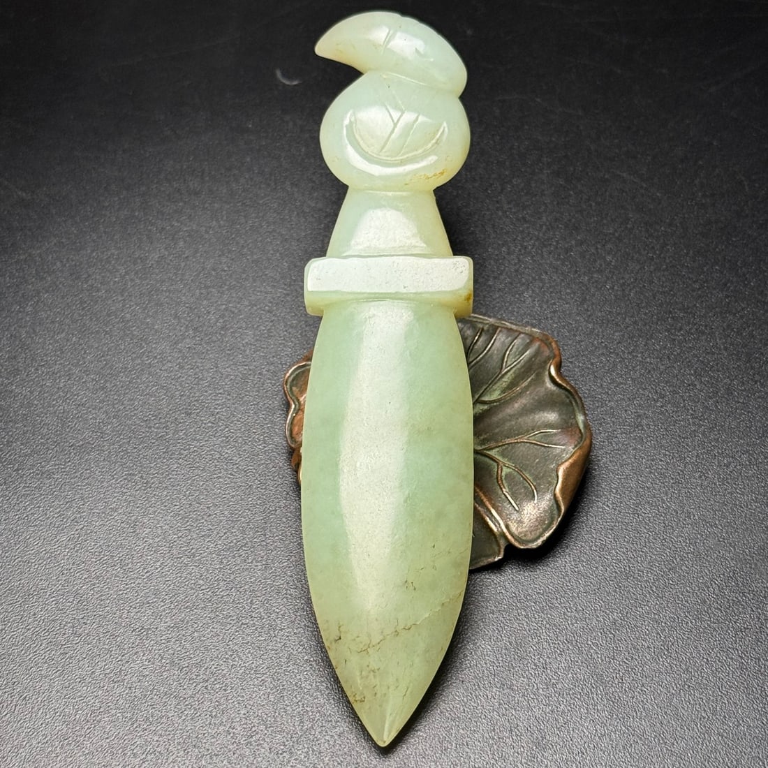 An Exquisite Hotan Jade Dagger: An Exquisite Hotan Jade Dagger,Qing Dynasty, China,Size:4.7inx1inx0.4in,Weight:55g 和田玉匕首,中国清代