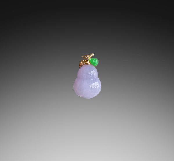 An Exquisite 18K Gold Inlaid Jadeite Gourd Pendant: An Exquisite 18K Gold Inlaid Jadeite Gourd Pendant,Size:0.9inx0.7inx0.3in 18k金嵌冰胶紫罗兰葫芦吊坠